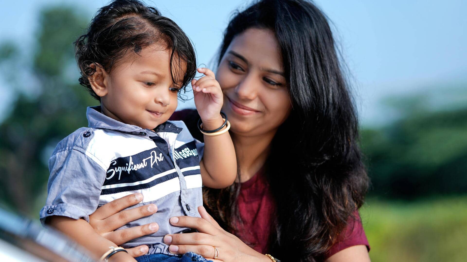 कामकाजी मां हैं? इन 5 तरीकों से बनाएं अपने बच्चे का पालन-पोषण आसान