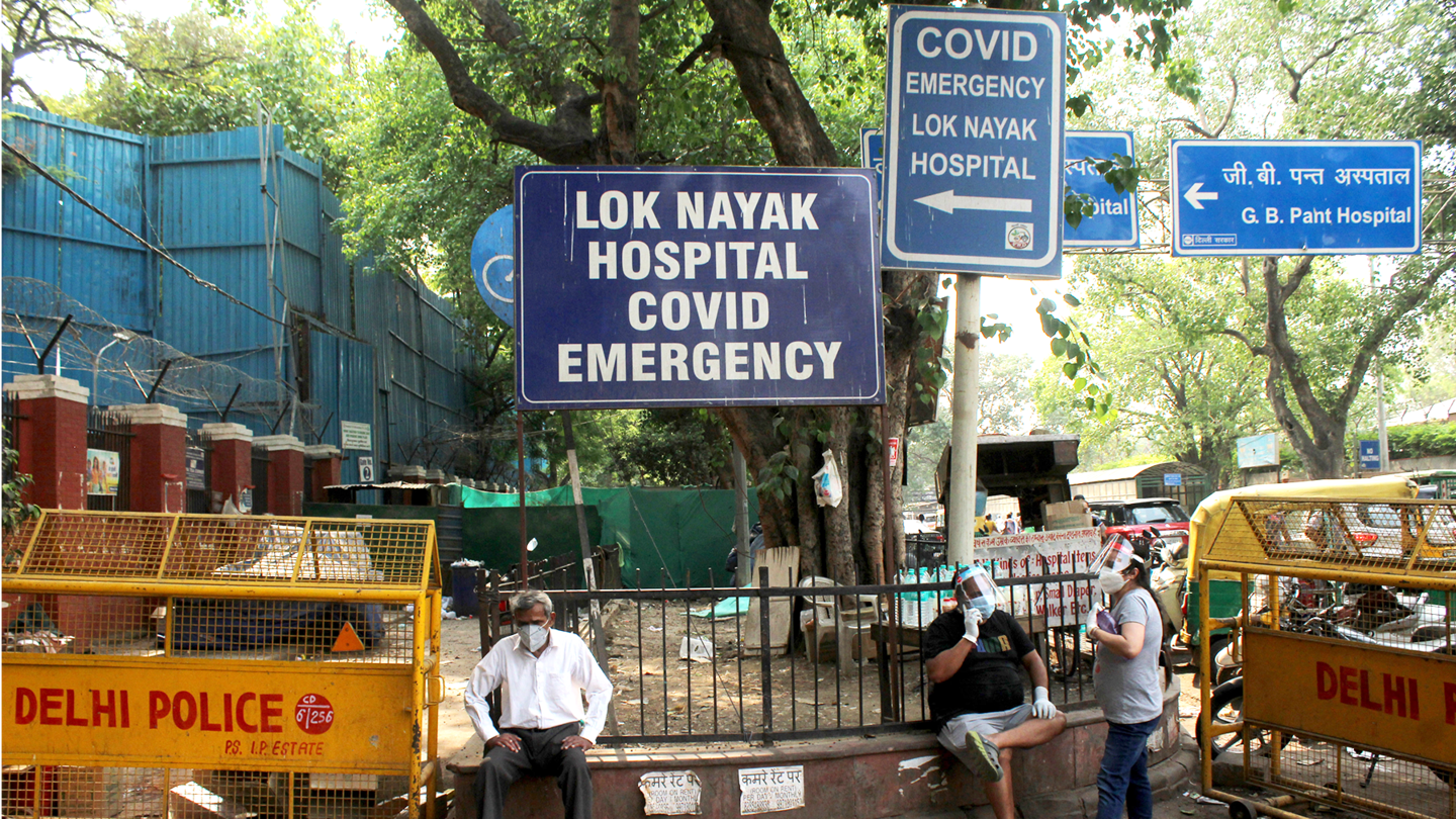दिल्ली: ओमिक्रॉन वेरिएंट के 12 संदिग्ध मरीज LNJP अस्पताल में भर्ती, टेस्ट रिपोर्ट का इंतजार