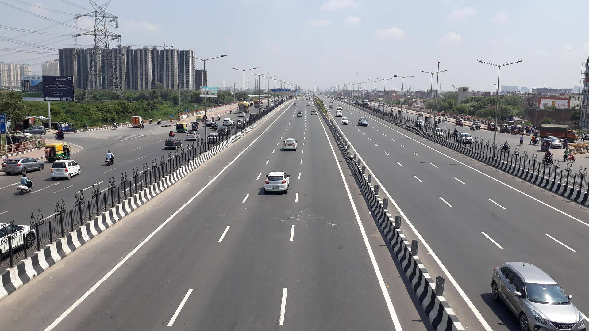 दिल्ली-मेरठ एक्सप्रेसवे पर रील बनाने के लिए स्टंटबाजों ने ब्लॉक किया राजमार्ग, सामने आया वीडियो