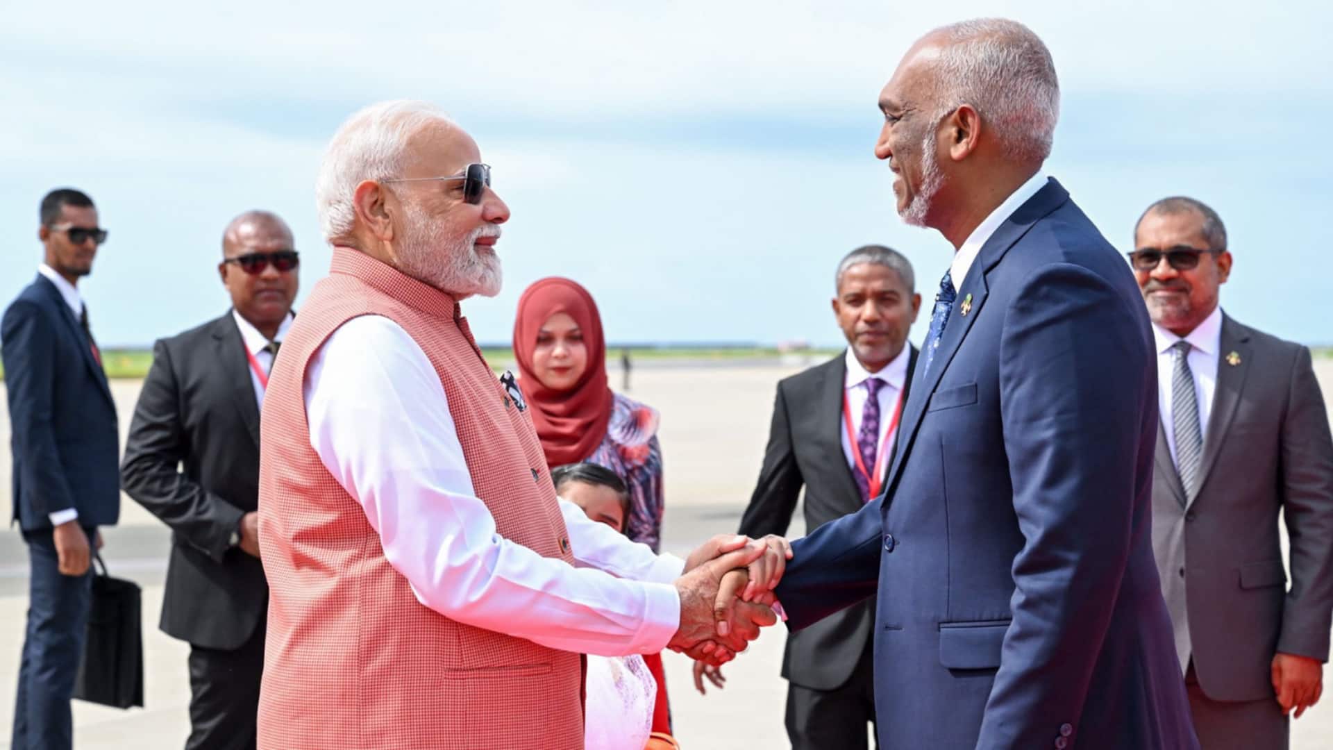 प्रधानमंत्री नरेंद्र मोदी मालदीव पहुंचे, हवाई अड्डे पर राष्ट्रपति मोहम्मद मुइज्जू ने किया स्वागत