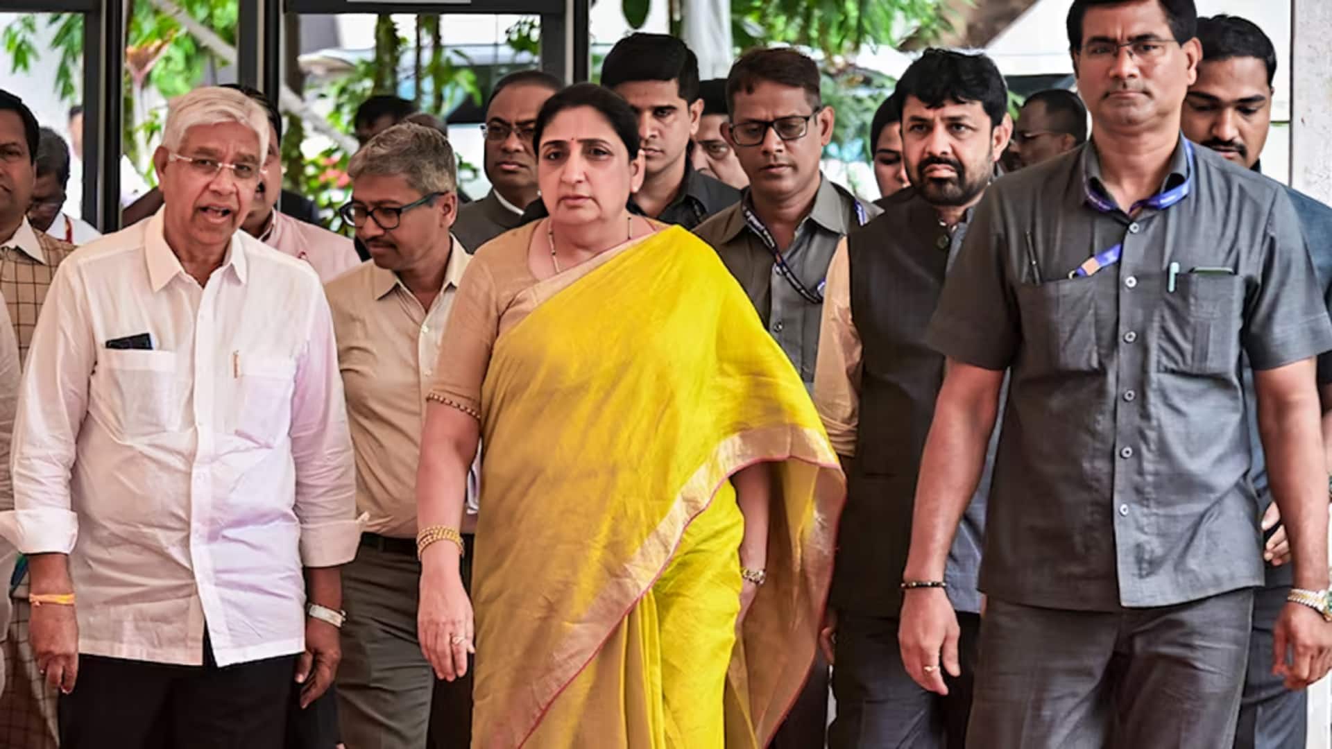 देवेंद्र फडणवीस के साथ NCP नेताओं की बैठक से सुनेत्रा नाराज, बोलीं- मुझे क्यों नहीं बताया
