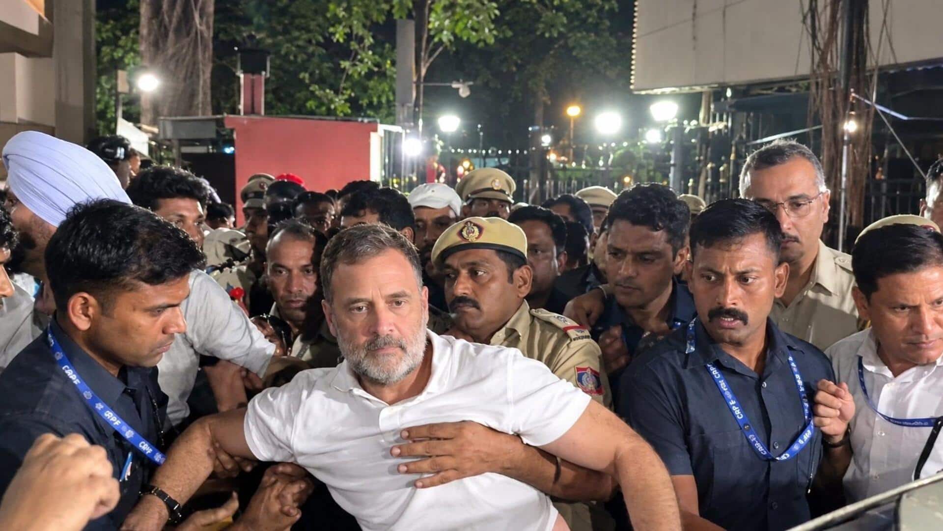 आकाशवाणी के सामने से राहुल और प्रियंका गांधी हिरासत में लिए गए, जबरन बस में बैठाया