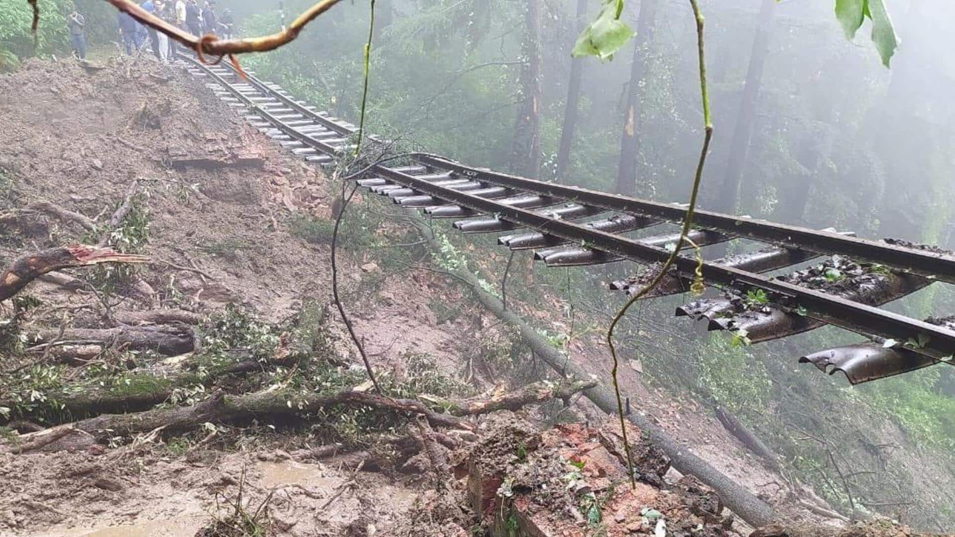 हिमाचल: भूस्खलन के कारण हवा में लटका शिमला-कालका रेलवे ट्रैक, देखें डरावना वीडियो