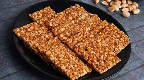 स्वास्थ्य के लिए लाभदायक है मूंगफली की चिक्की, जानिए इसके 5 फायदे