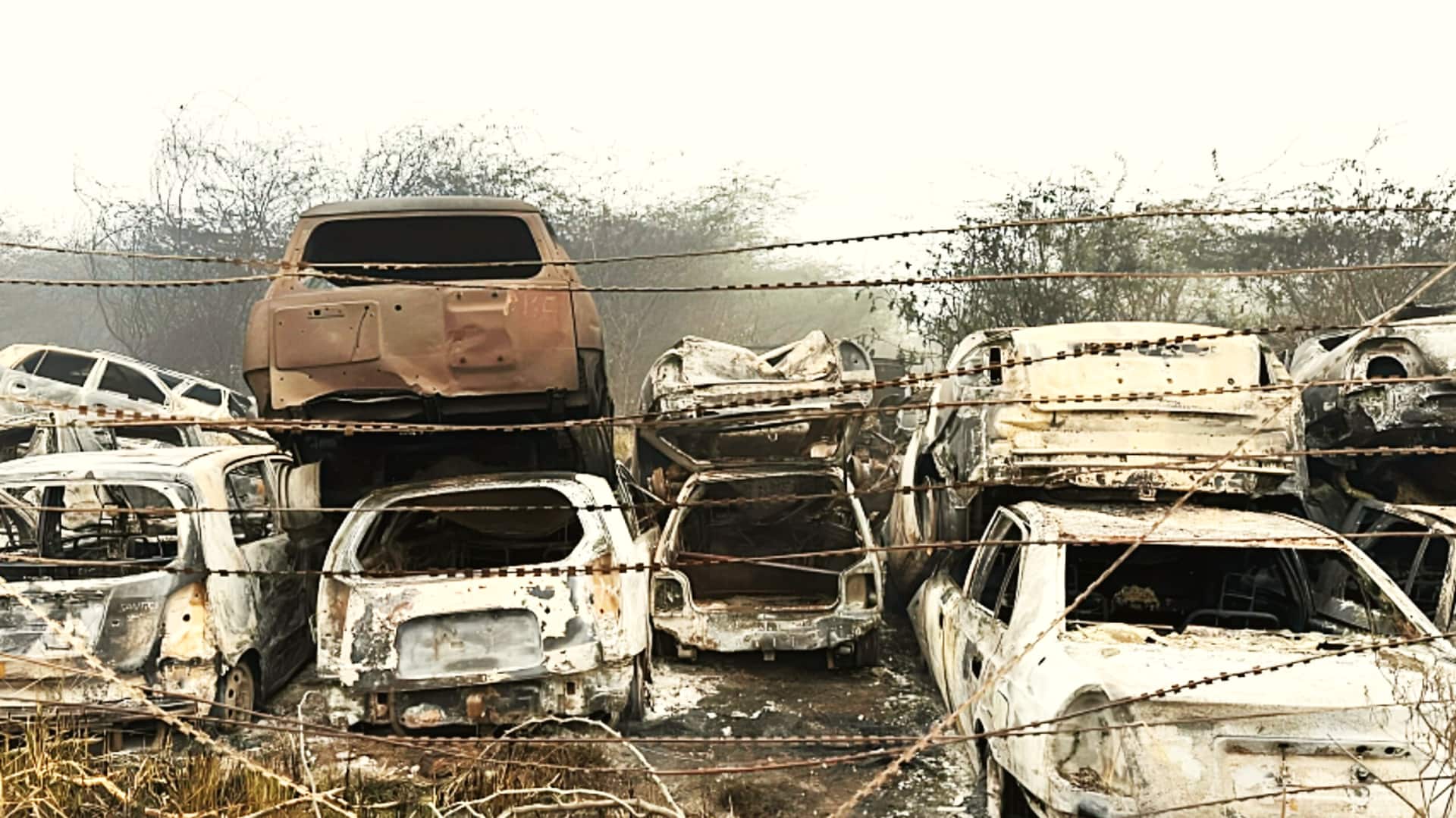 दिल्ली पुलिस के मालखाने में लगी भीषण आग, 450 वाहन जलकर खाक 