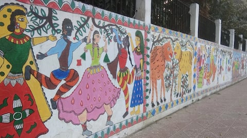 लोक कला शैलियां, जो कलाकारों को दीवार पर आकर्षक कला बनाने के लिए देती हैं प्रेरणा 