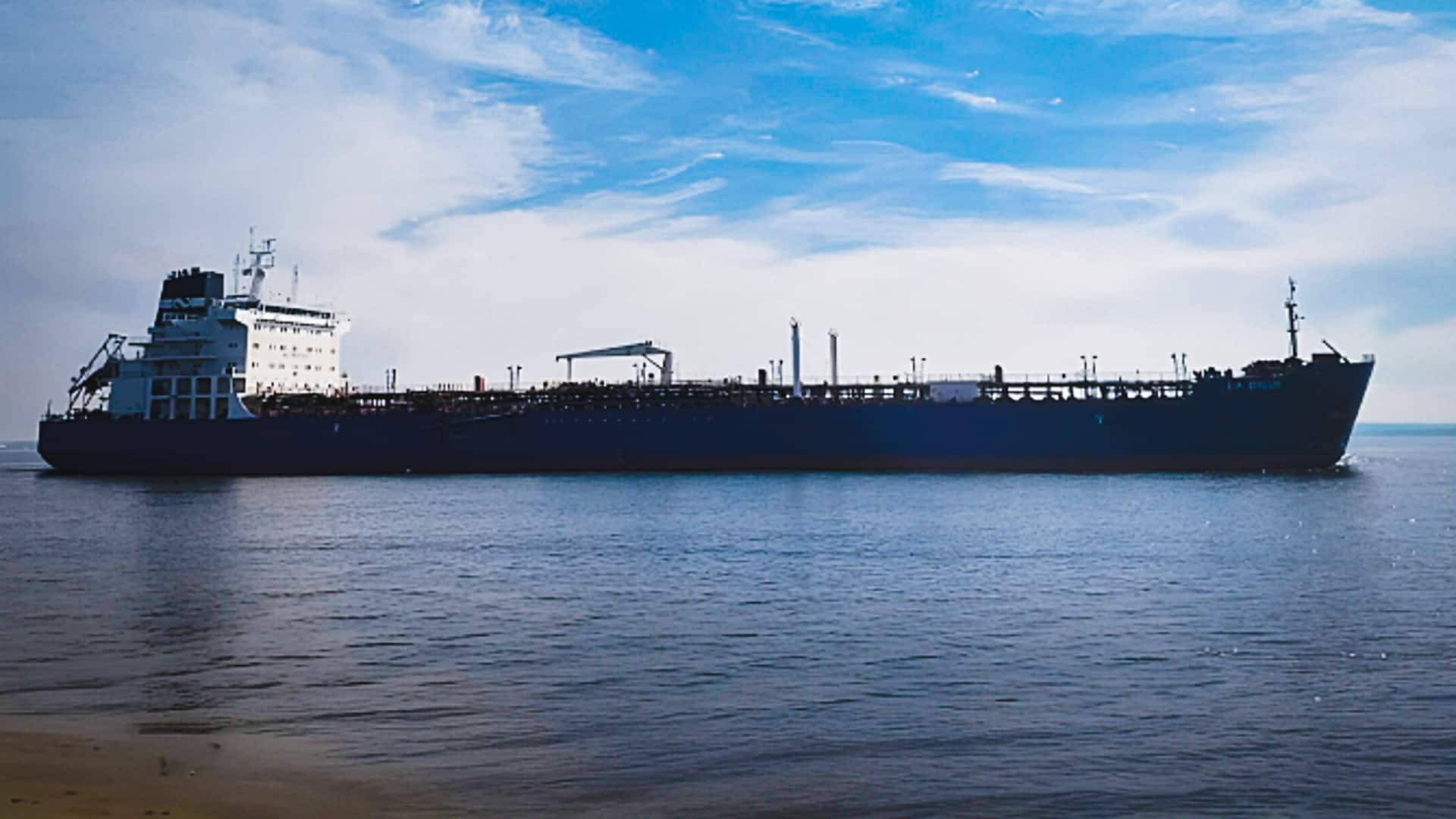 ईरान का प्रतिबंधित सुपरटैंकर अमेरिकी नाकाबंदी के बावजूद होर्मुज जलडमरूमध्य से सफलतापूर्वक गुजरा