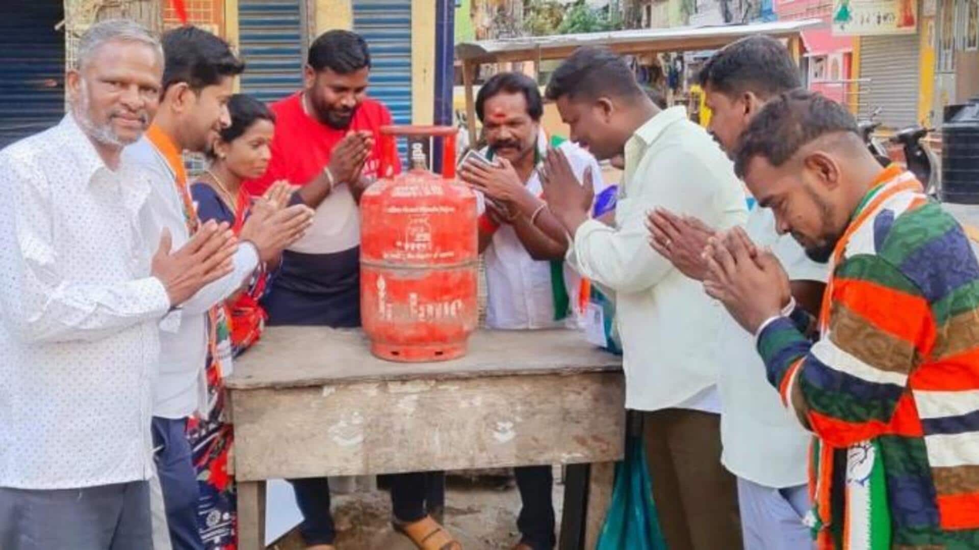 कर्नाटक: मतदान से पहले सिलेंडर को प्रणाम कर उसकी आरती उतार रहे कांग्रेस कार्यकर्ता, जानें कारण