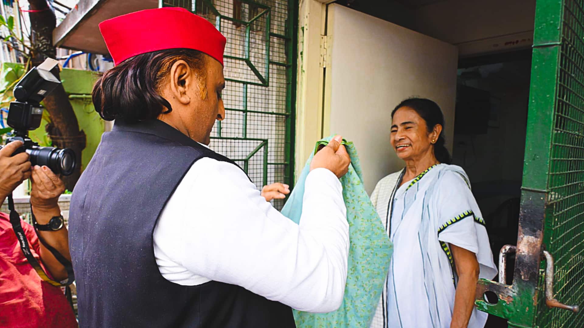 ममता बनर्जी से मिलने कोलकाता पहुंचे अखिलेश यादव, बोले- आप हारी नहीं हैं