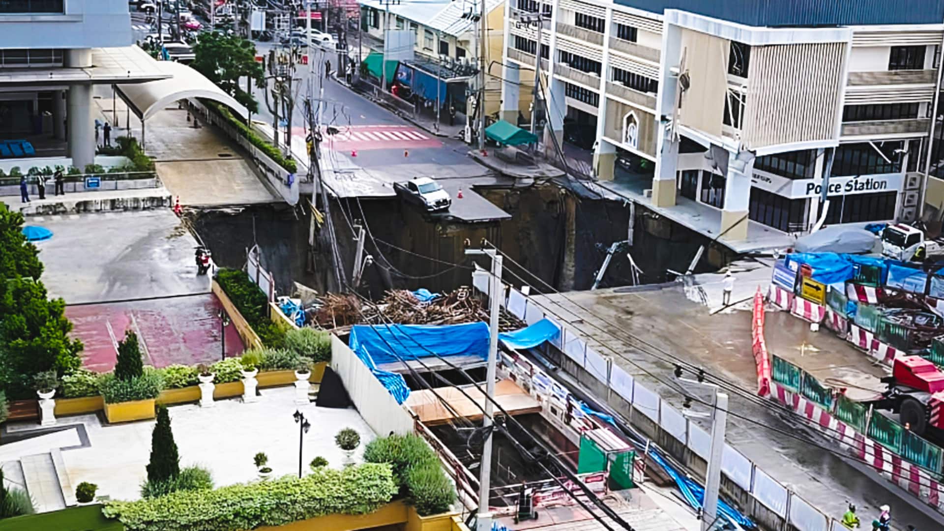 बैंकाक में धरती में समा गईं कारें-खंभे, कैमरे में कैद हुई घटना