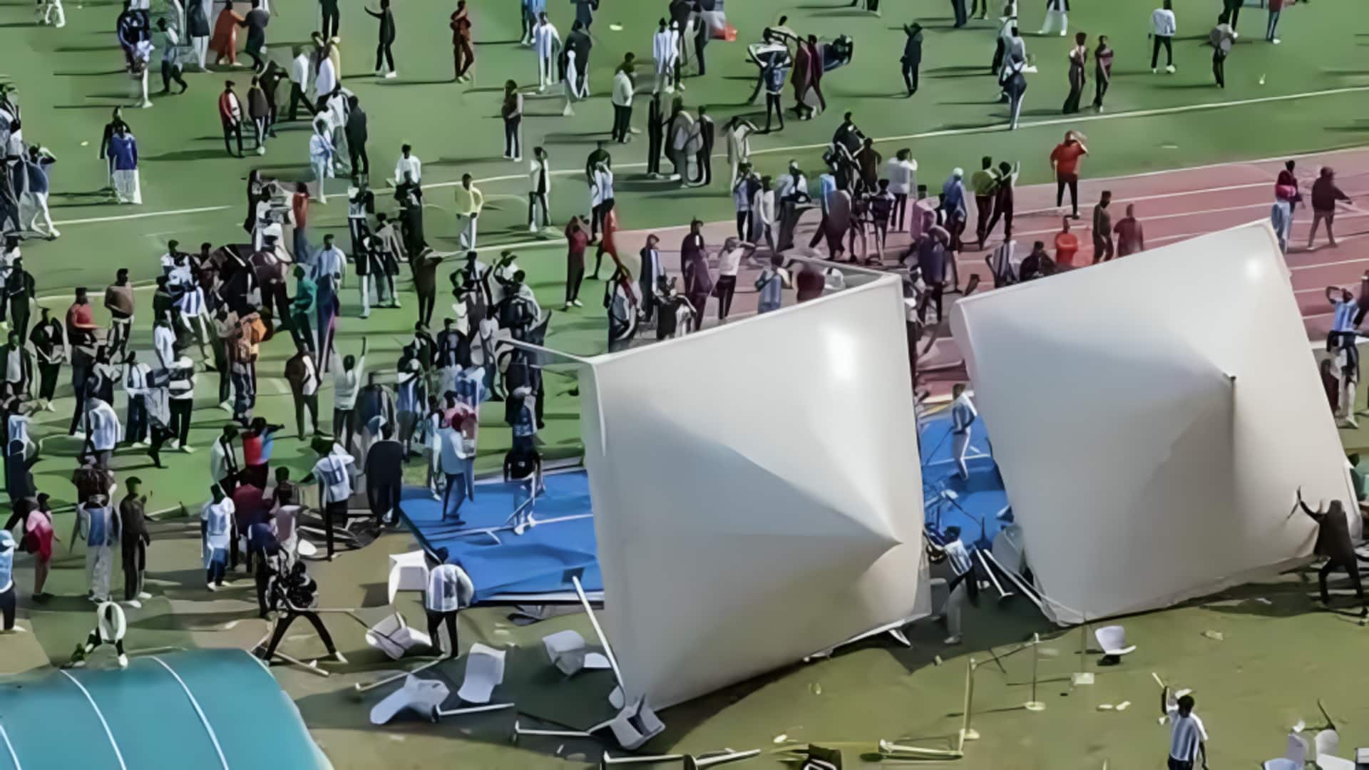 कोलकाता: लियोनल मेसी के कार्यक्रम में अव्यवस्थाओं से फैंस नाराज, कुर्सियां-बोतलें फेंकी; मुख्यमंत्री ने माफी मांगी