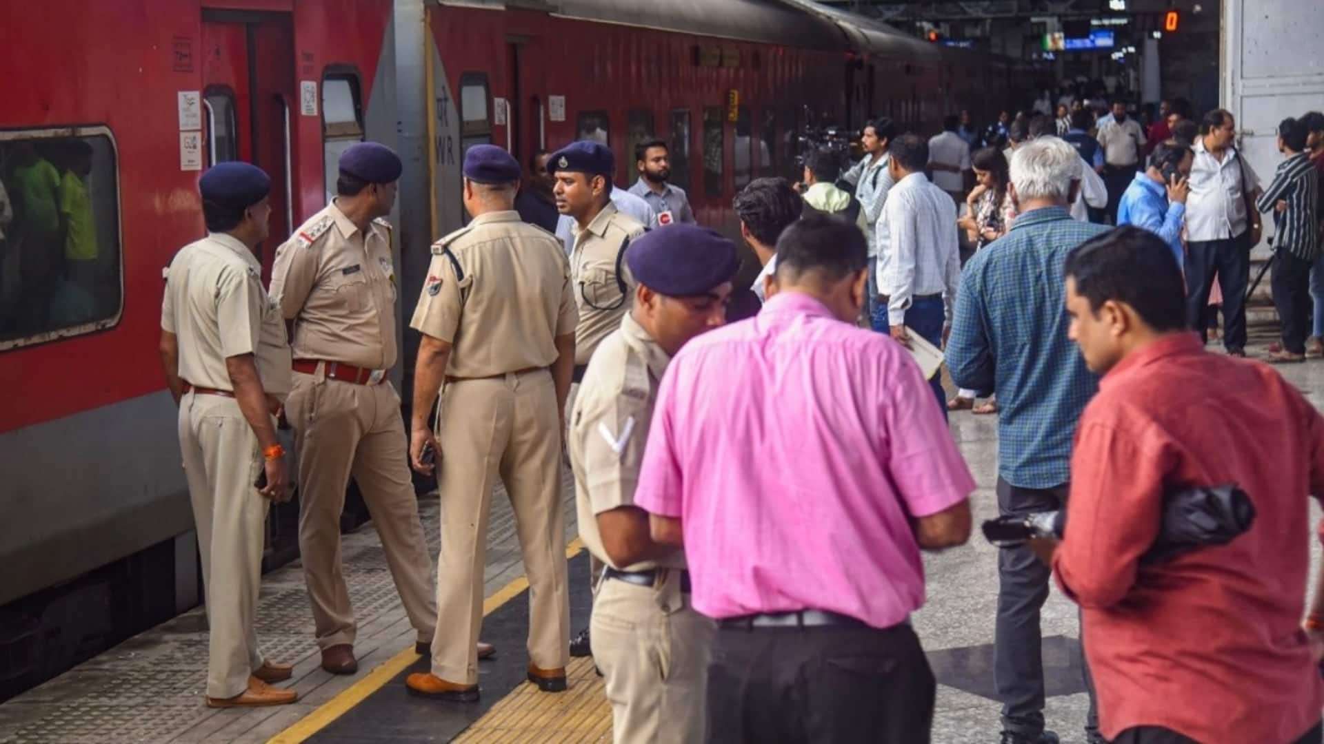 मुंबई-कुशीनगर एक्सप्रेस के शौचालय में मिला बच्चे का शव, मथुरा रेलवे स्टेशन से बच्ची का अपहरण मुंबई-कुशीनगर एक्सप्रेस के शौचालय में मिला बच्चे का शव, मथुरा रेलवे स्टेशन से बच्ची का अपहरण