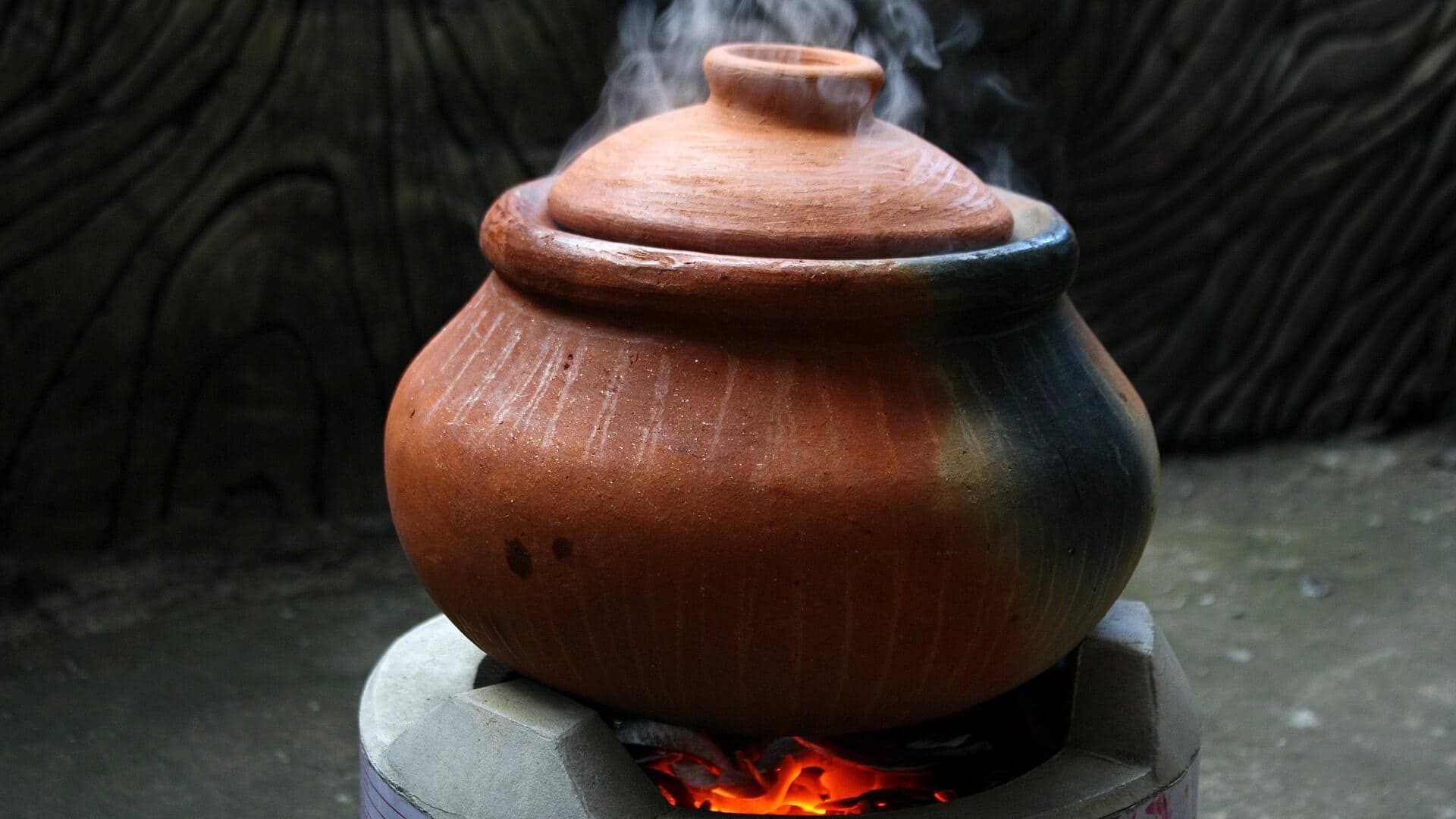 मिट्टी के बर्तन में खाना बनाना क्यों माना जाता है अच्छा? जानिए इसके फायदे