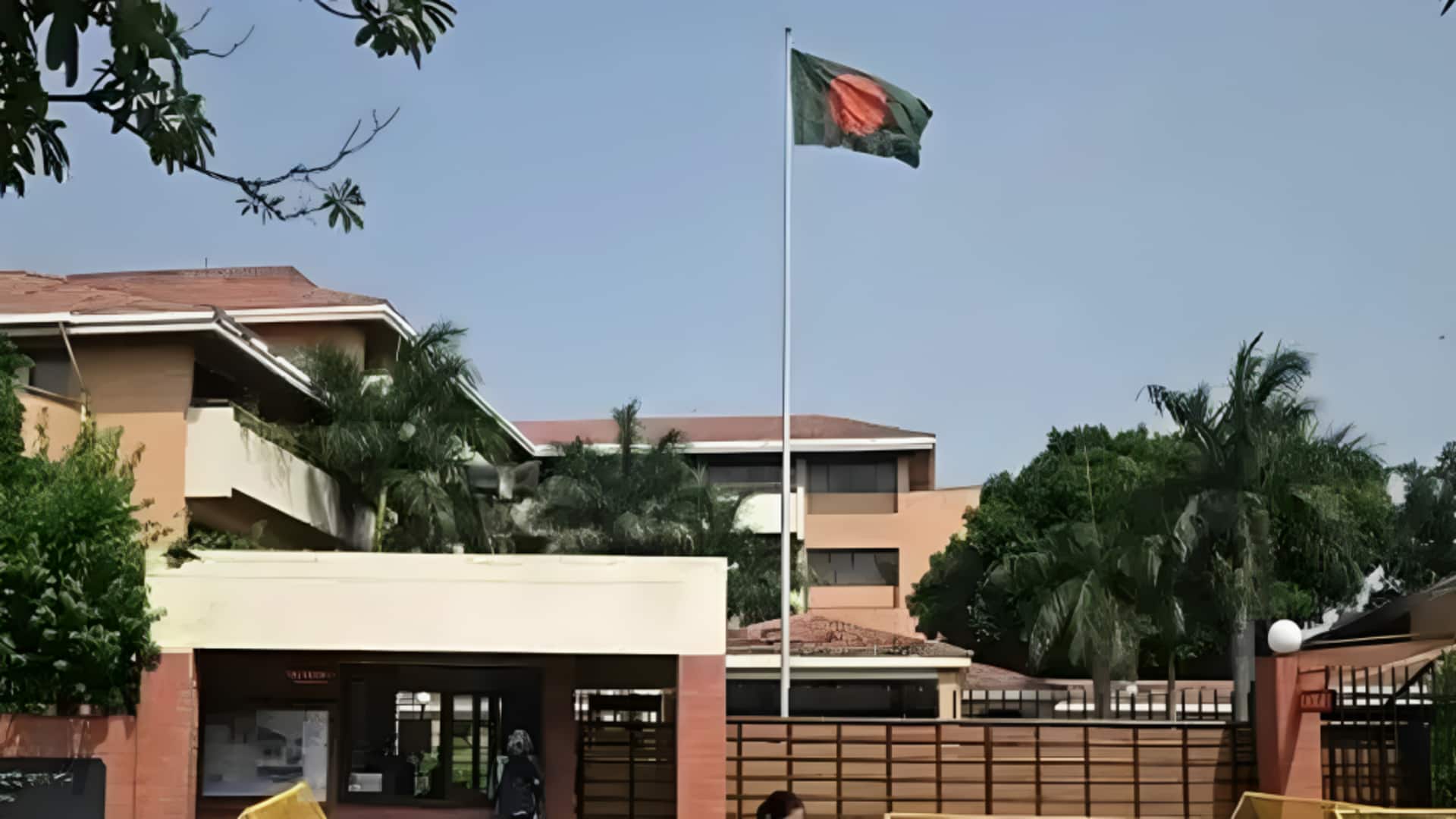 भारत ने चटगांव वीजा केंद्र बंद किया, दिल्ली में बांग्लादेशी उच्चायोग के सामने प्रदर्शन पर क्या कहा?