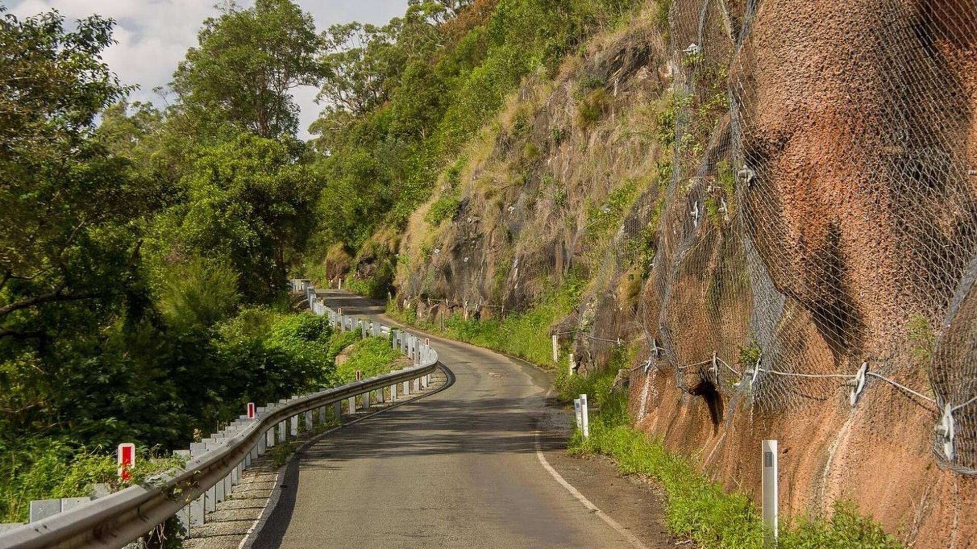 उत्तराखंड: भूस्खलन से बद्रीनाथ धाम का राष्ट्रीय राजमार्ग बंद, बीच रास्ते में फंसे यात्री