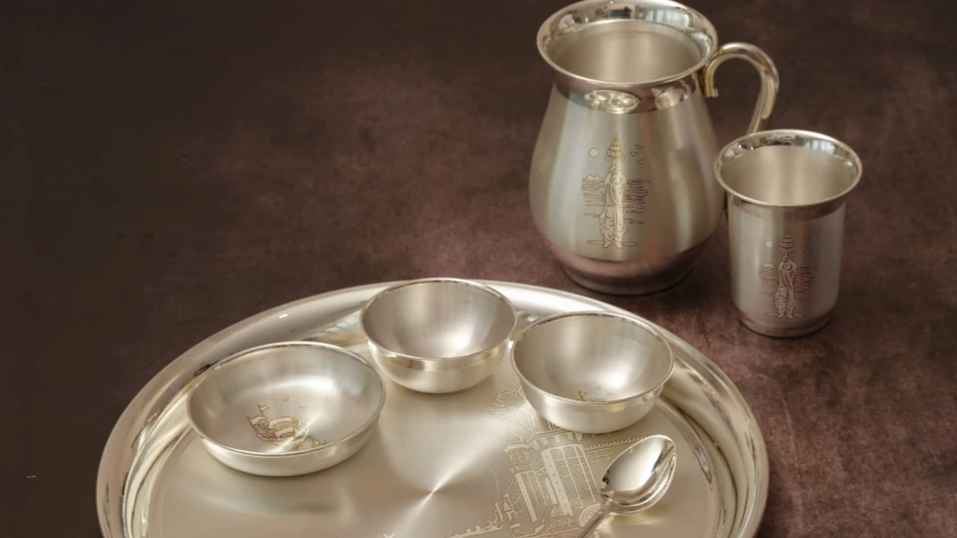 चांदी के बर्तनों की चमक पड़ गई है फींकी? उन्हें ऐसे साफ करके बनाएं नए जैसा