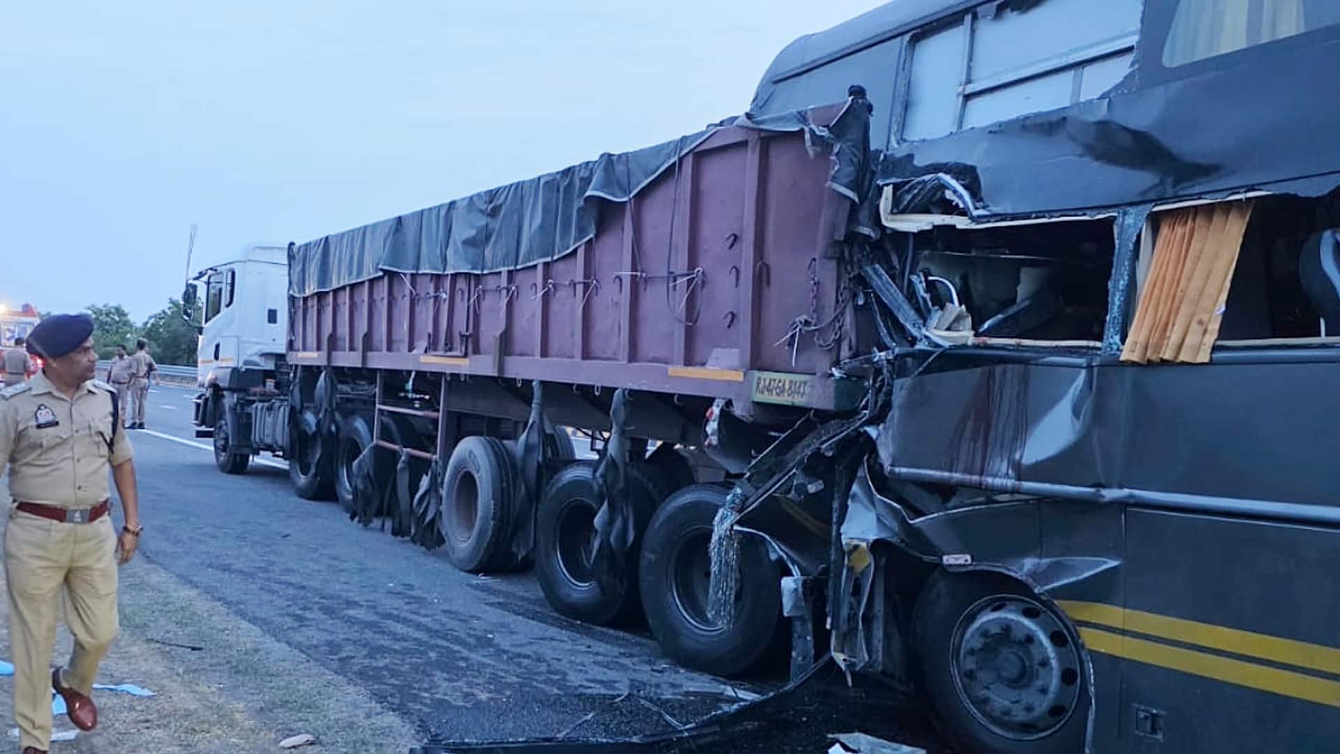 मथुरा में यमुना एक्सप्रेसवे पर ट्रेलर से टकराई स्लीपर वोल्वो बस, 4 यात्रियों की मौत