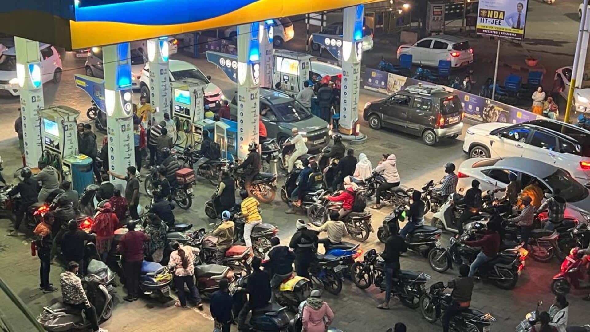 पाकिस्तानी से जंग की संभावना के बीच पेट्रोल के लिए घबराए लोग, कंपनी का बयान आया पाकिस्तानी से जंग की संभावना के बीच पेट्रोल के लिए घबराए लोग, कंपनी का बयान आया