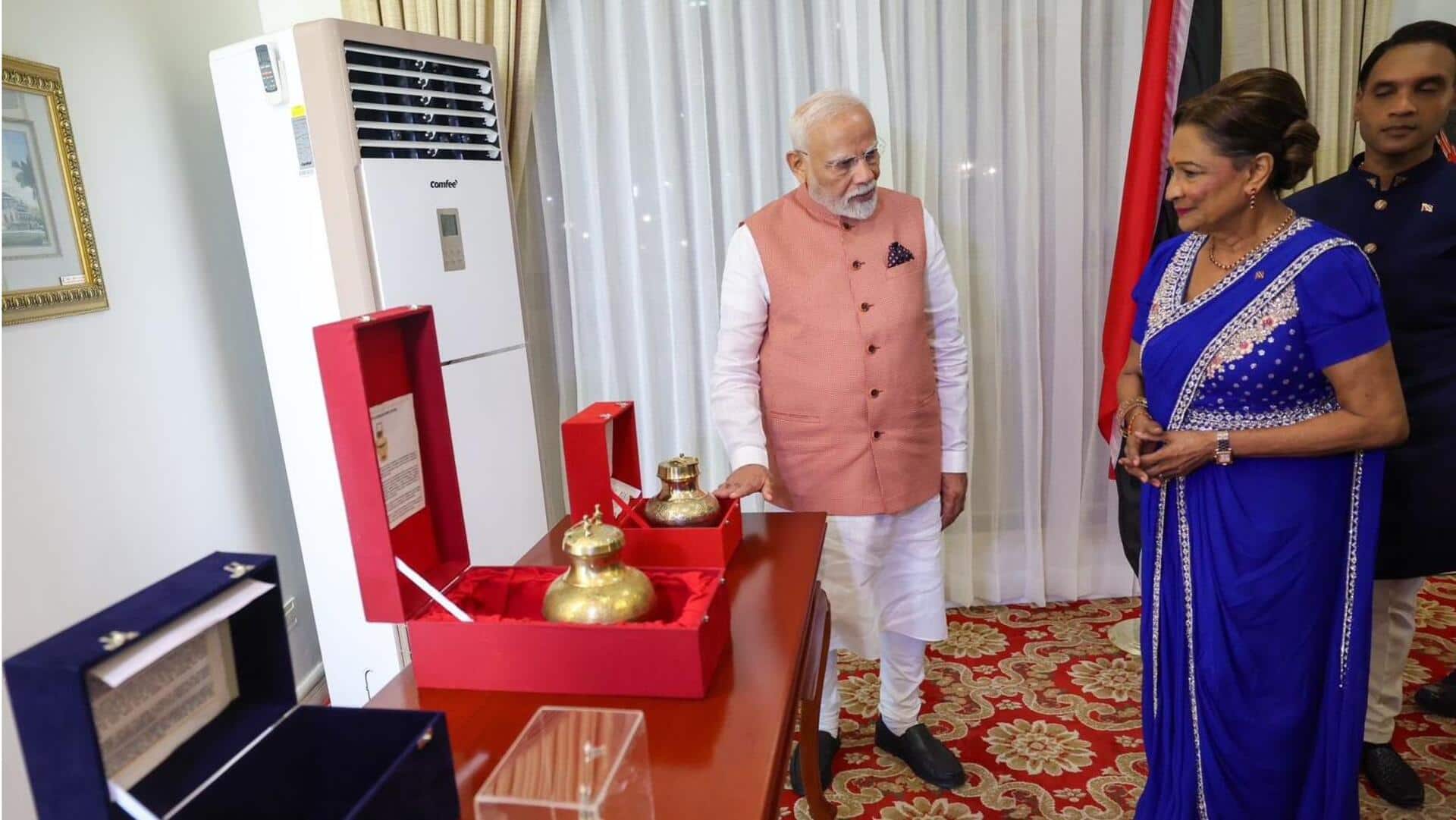 नरेंद्र मोदी ने त्रिनिदाद-टोबैगो की प्रधानमंत्री को राम मंदिर की प्रतिकृति और पवित्र जल भेंट किया नरेंद्र मोदी ने त्रिनिदाद-टोबैगो की प्रधानमंत्री को राम मंदिर की प्रतिकृति और पवित्र जल भेंट किया