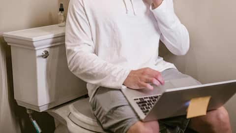 घंटों बाथरूम में बैठा रहता था इंजीनियर, परेशान हो कर बॉस ने नौकरी से निकाला