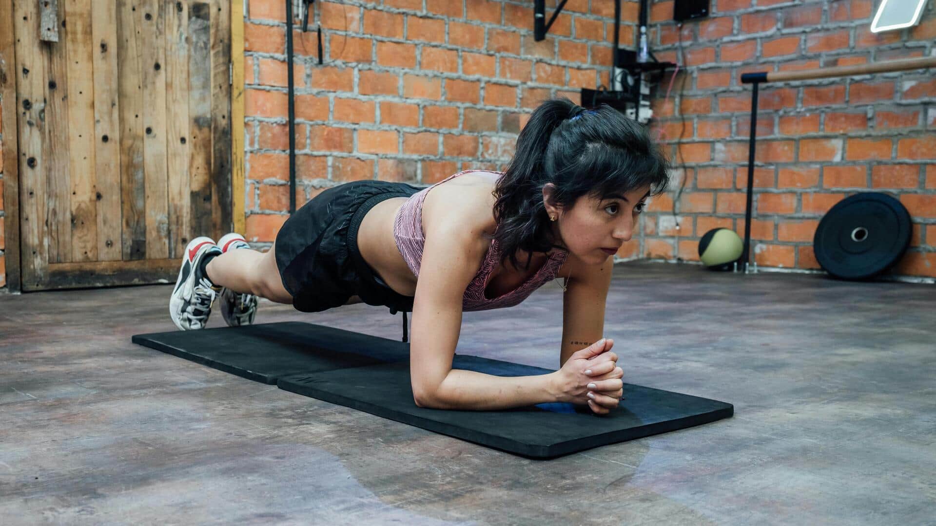 प्लैंक करते समय न करें ये 5 गलतियां, हो सकता है नुकसान