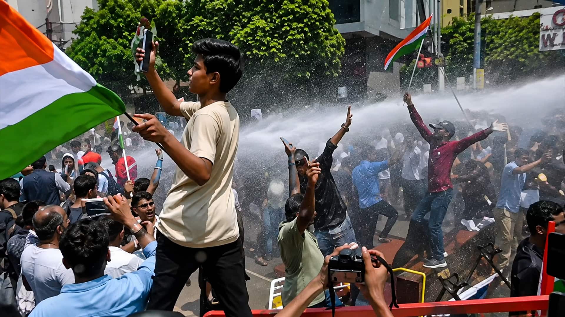 पटना में मुख्यमंत्री आवास कूच कर रहे छात्रों ने बैरिकेड तोड़े, लाठीचार्ज और पानी से रोका