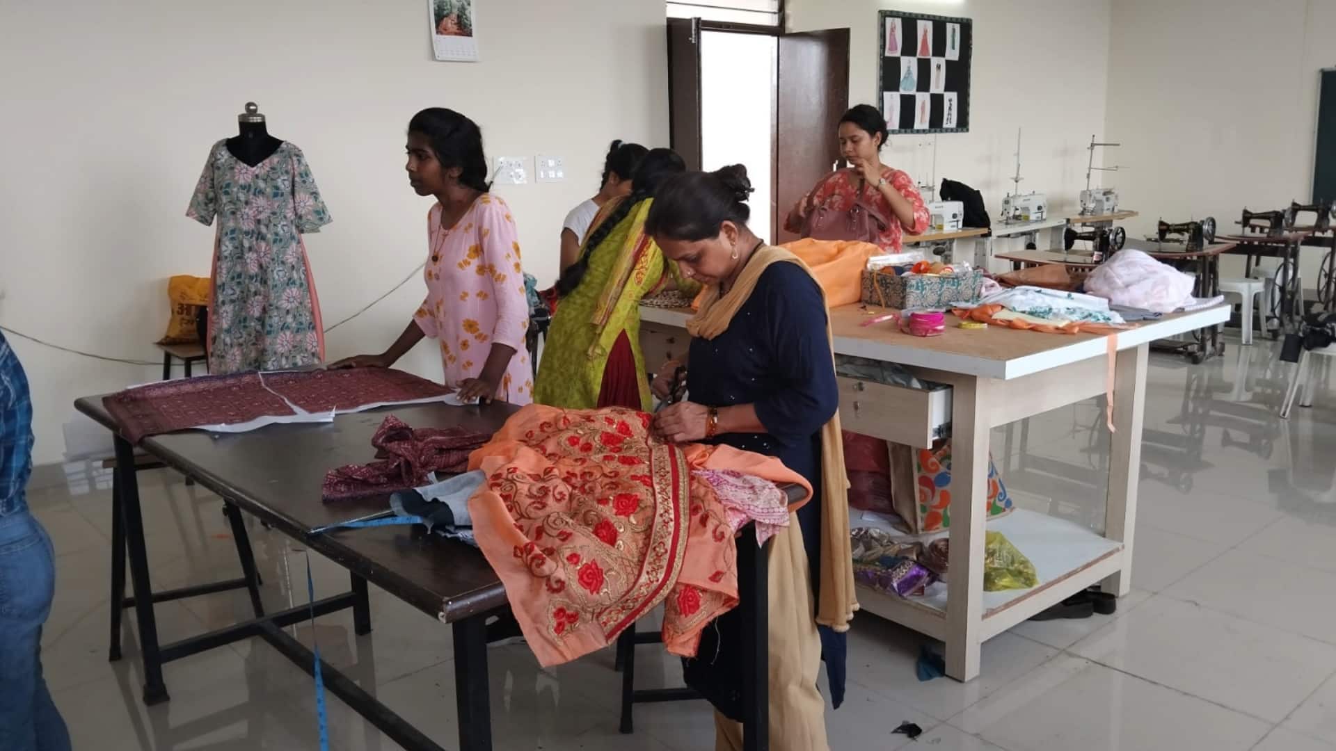 AI टूल कैसे बदल रहे हैं टिकाऊ फैशन डिजाइन?