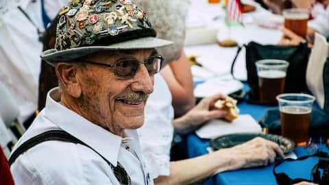 इन देशों में रहते हैं सबसे ज्यादा 100 साल के लोग, जानिए दीर्घायु के कारण