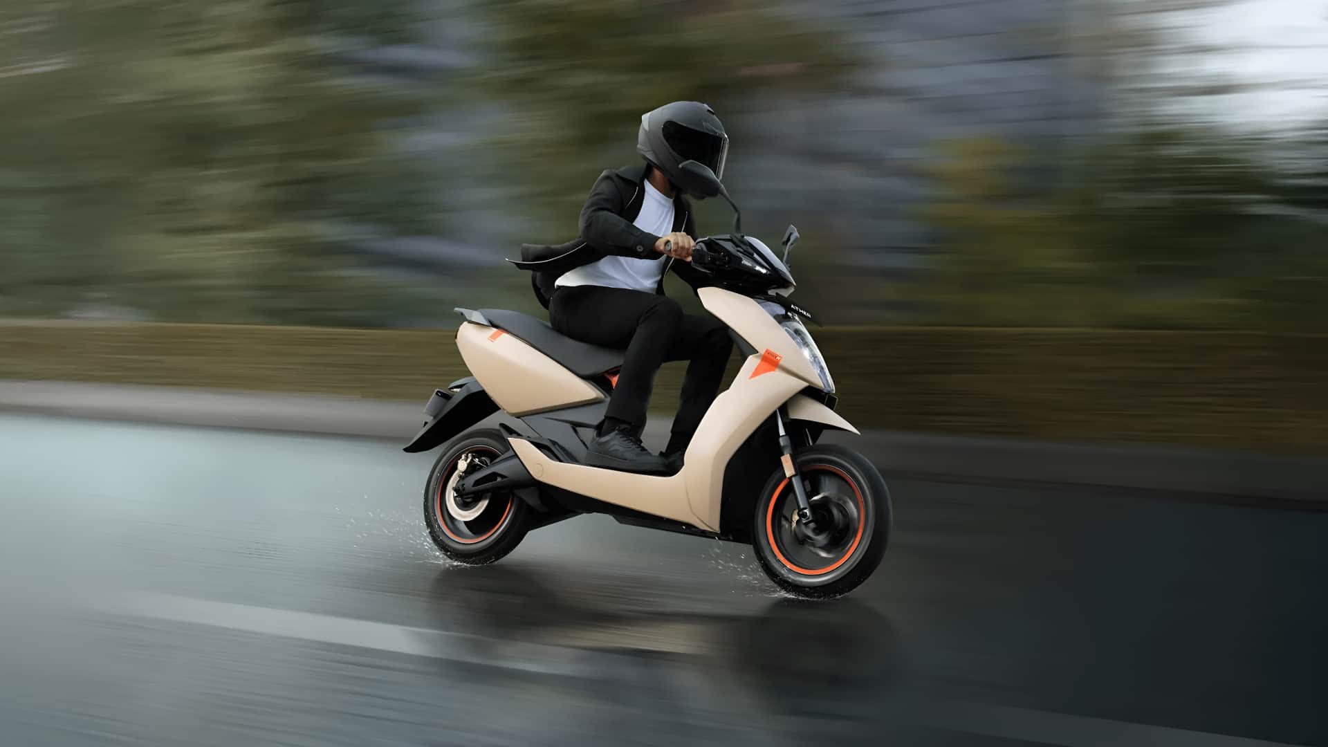 गर्मी में कमजोर पड़ जाएगी इलेक्ट्रिक स्कूटर की बैटरी, ऐसे बढ़ा सकते हैं रेंज