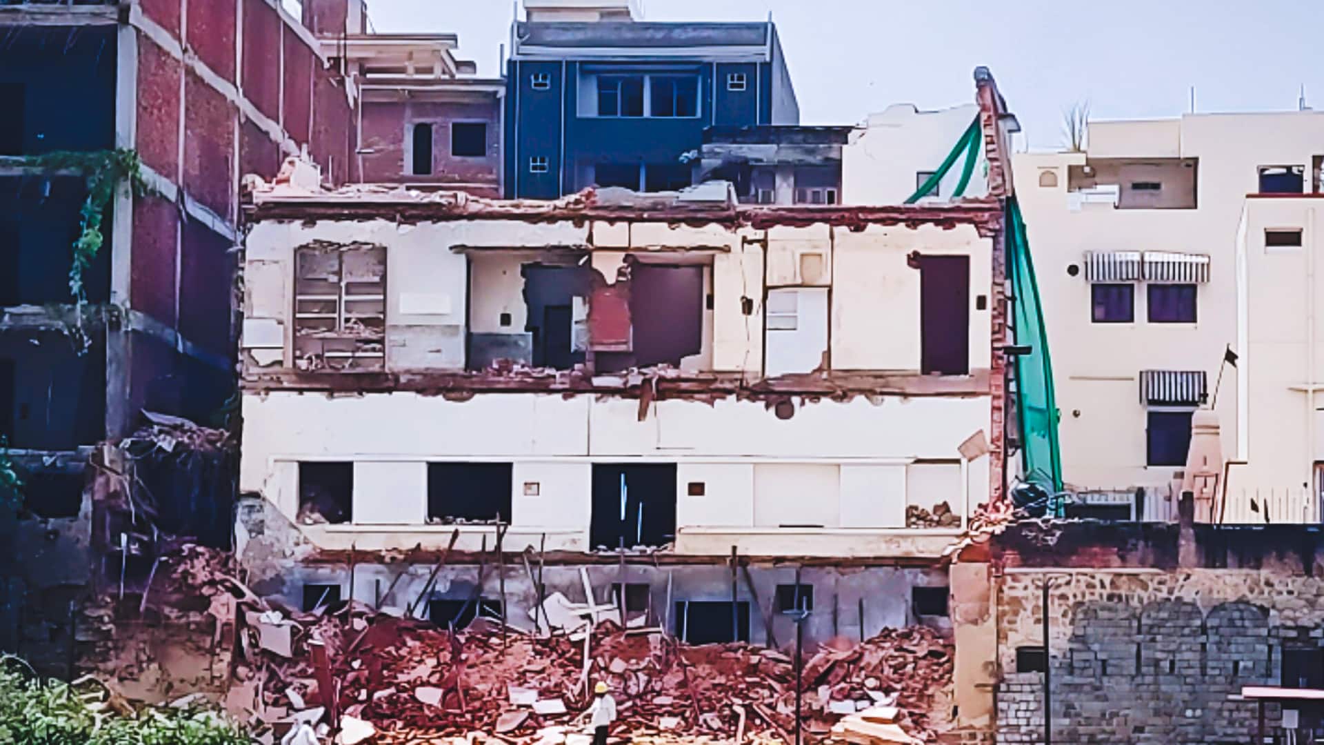 दिल्ली के दरियागंज में जर्जर इमारत गिरी, 3 लोगों की दबकर मौत