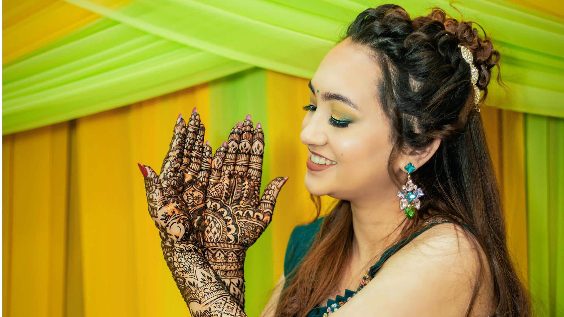 मेहंदी समारोह के लिए होने वाली दुल्हन चुन सकती है ये 5 पोशाकें, लगेंगी बहुत खूबसूरत