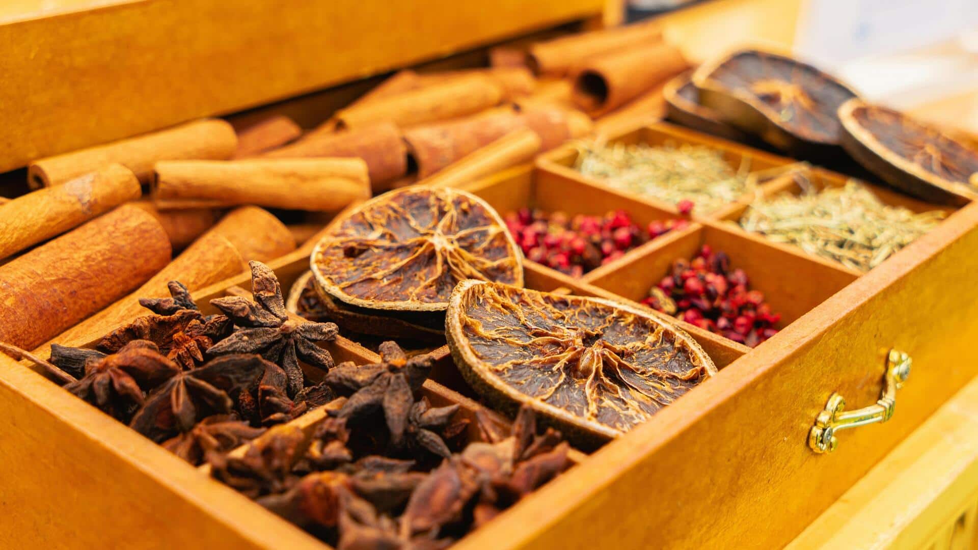 मसालों को स्टोर करते समय अपनाएं ये 5 हैक्स, लंबे समय तक रहेंगे ठीक