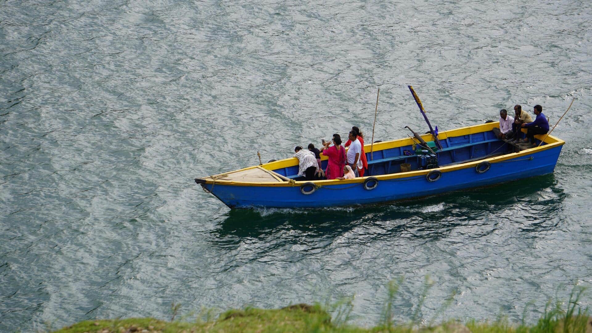 जम्मू-कश्मीर: श्रीनगर की झेलम नदी में स्कूली बच्चों से भरी नाव पलटी, 4 मासूमों की मौत