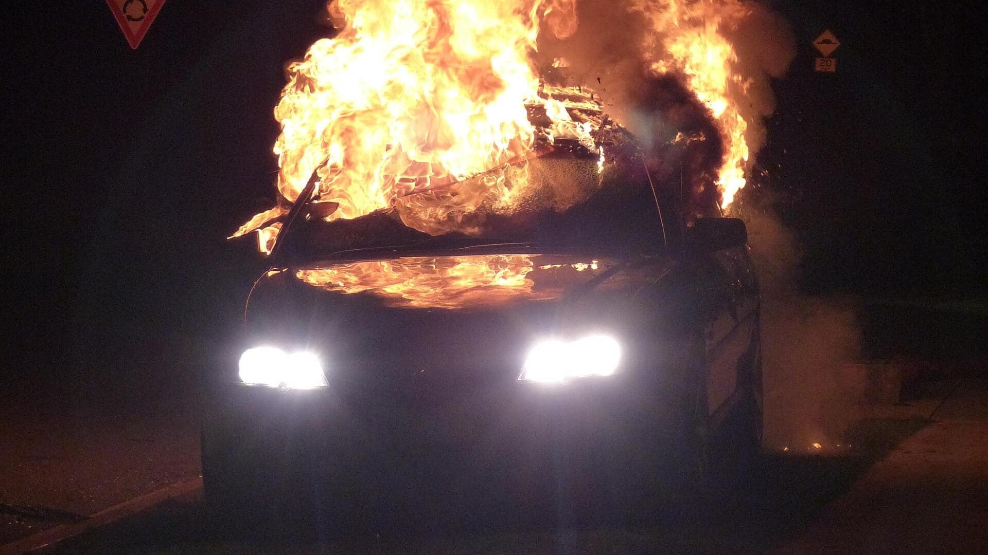 उत्तर प्रदेश: लखनऊ में शहीद पथ पर कार-स्कूटी में टक्कर, आग का गोला बनी कार