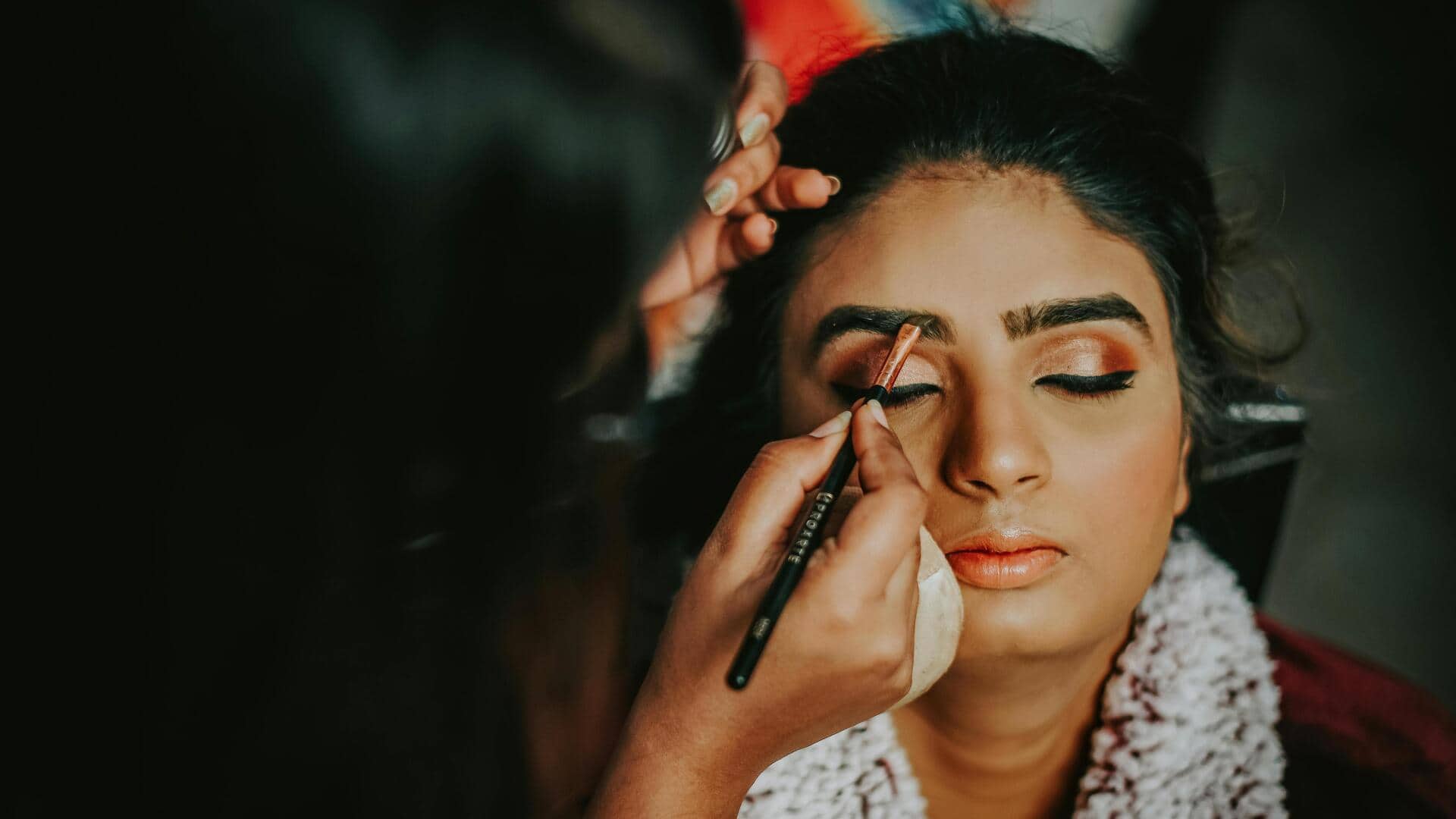 दुल्हन बन रही हैं? मेकअप आर्टिस्ट को फाइनल करने से पहले इन बातों का रखें ध्यान