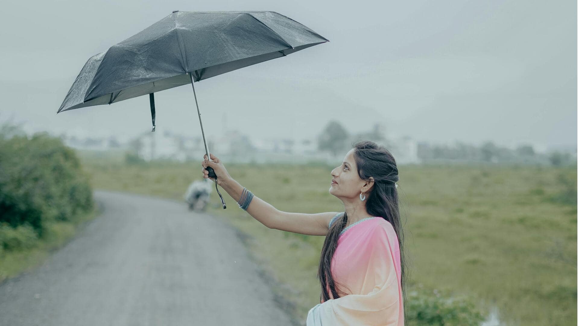 मानसून में सुंदर दिखने के लिए महिलाएं पहनें ऐसे कपड़े और साथ रखें ये चीजें मानसून में सुंदर दिखने के लिए महिलाएं पहनें ऐसे कपड़े और साथ रखें ये चीजें