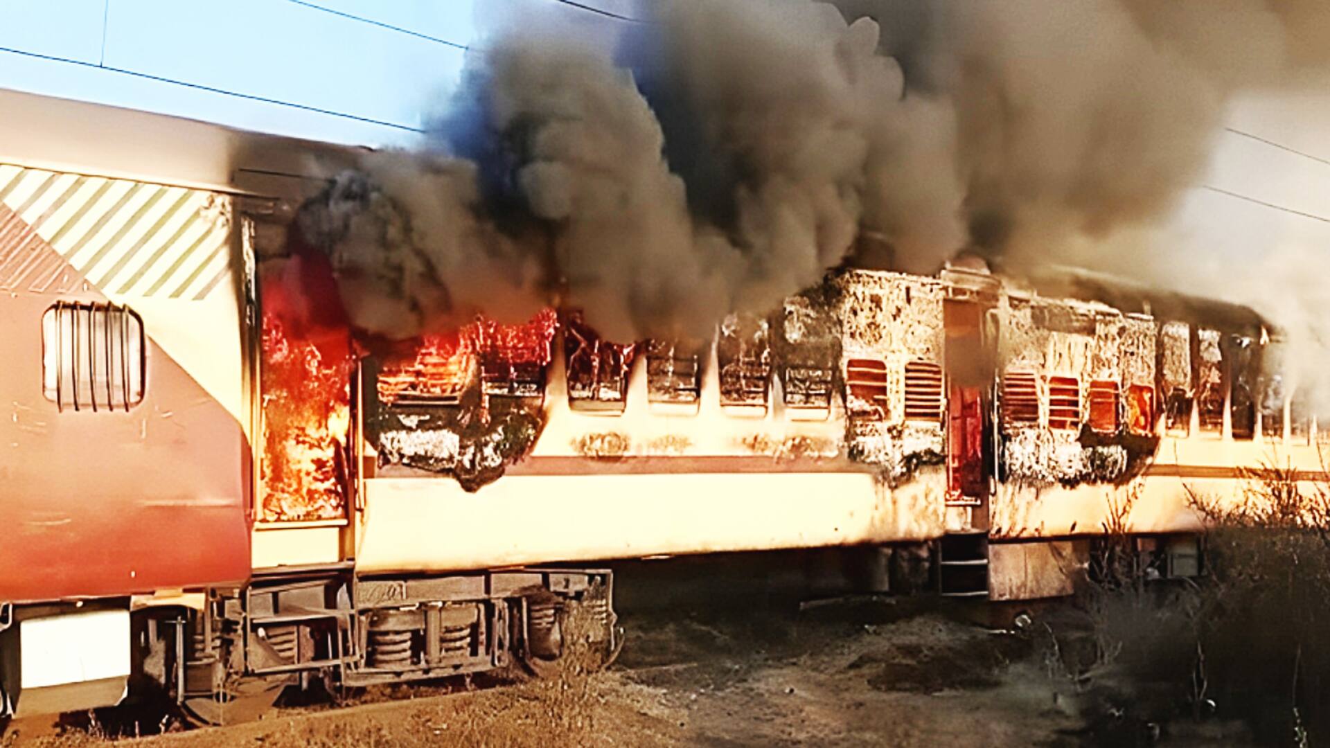 महाराष्ट्र: नांदेड़ में पूर्णा-पर्ली पैसेंजर ट्रेन में लगी भीषण आग, 1 डिब्बा जलकर खाक