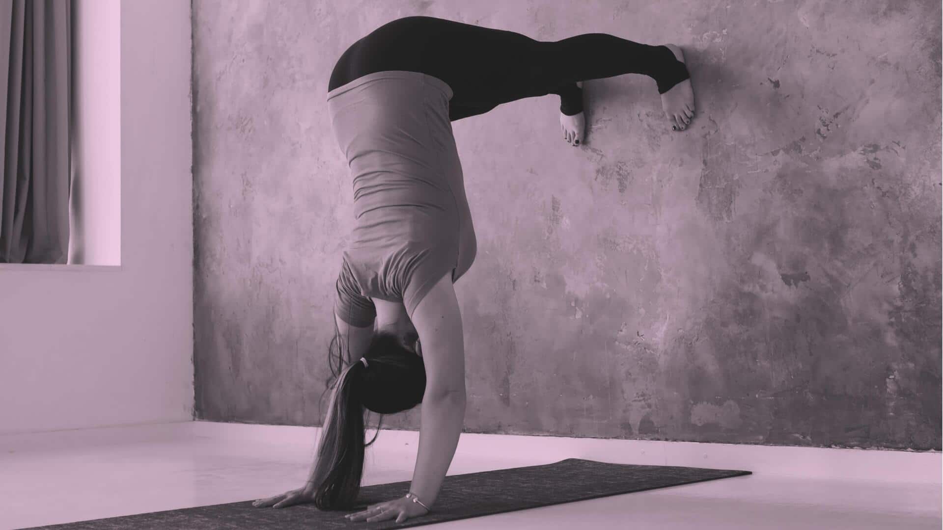 दीवार के सहारे आसानी से किए जा सकते हैं ये 5 योगासन, जानिए अभ्यास का तरीका