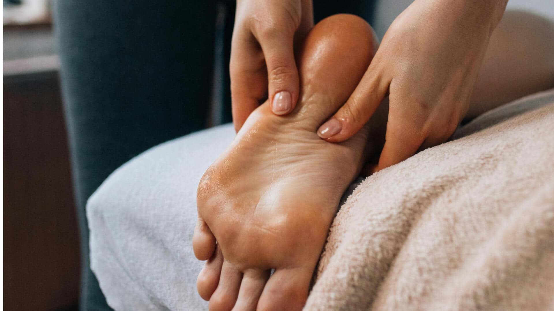 सोने से पहले रोजाना करें पैरों की मालिश, मिल सकते हैं कई फायदे