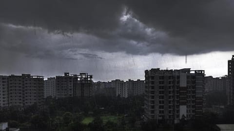 बंगाल की खाड़ी में बन रहा चक्रवाती तूफान, कई राज्यों में भारी बारिश का अलर्ट 