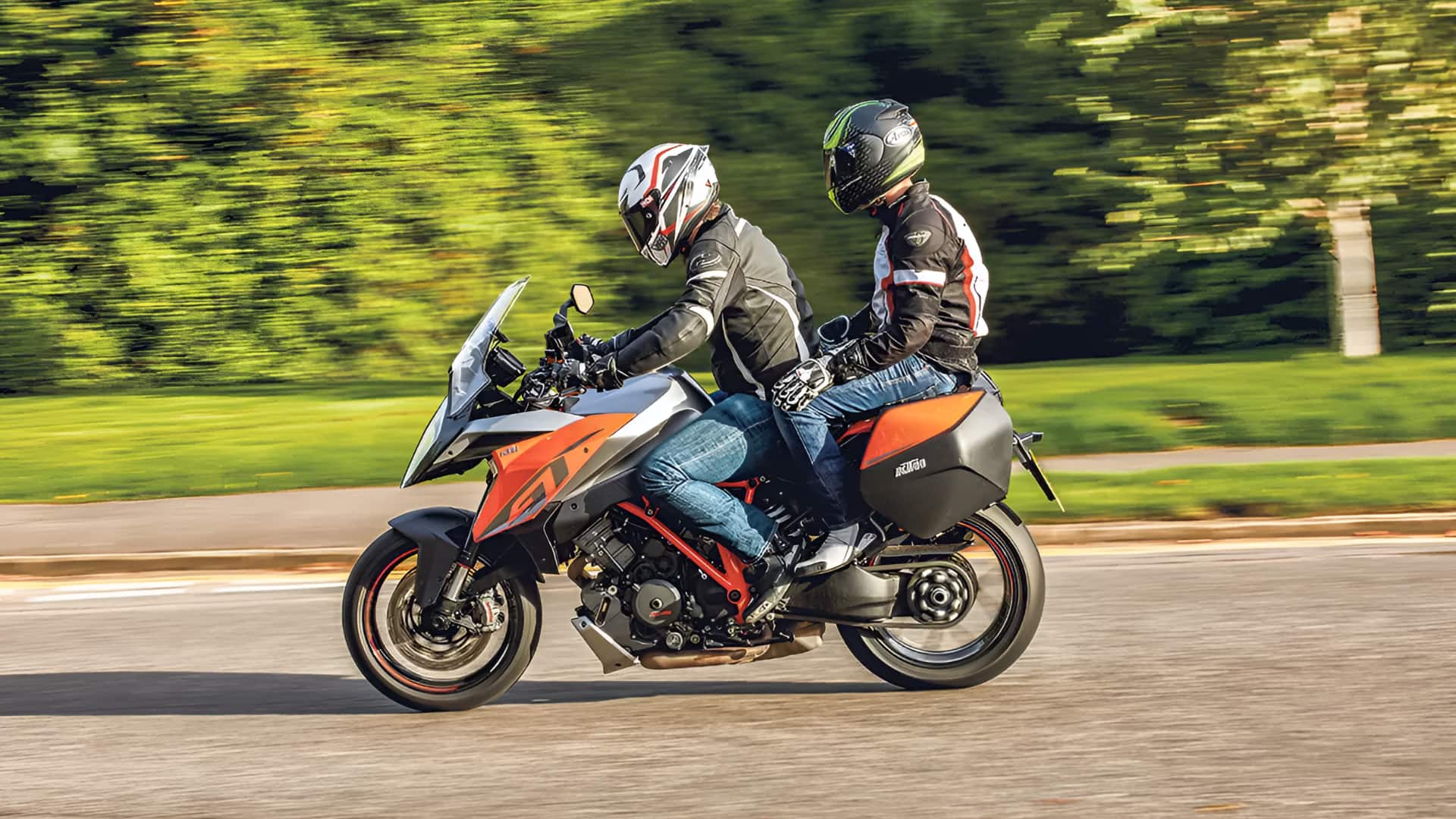 क्यों होती है बाइक में पीछे बैठने वाले सवार की सीट ऊंची? जानिए इसकी वजह