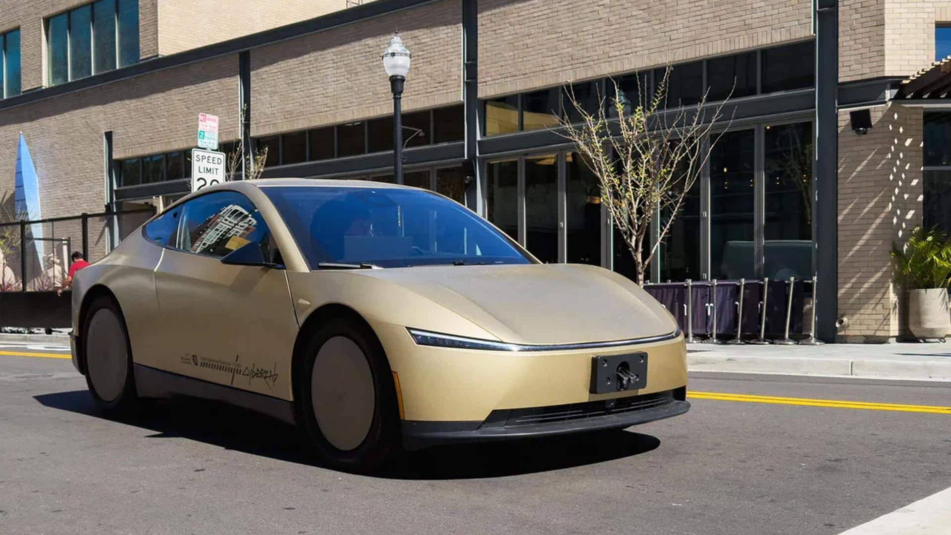 क्यों कभी-कभी इंसानों द्वारा चलाई जाती है टेस्ला रोबोटैक्सी? कंपनी ने बताई वजह