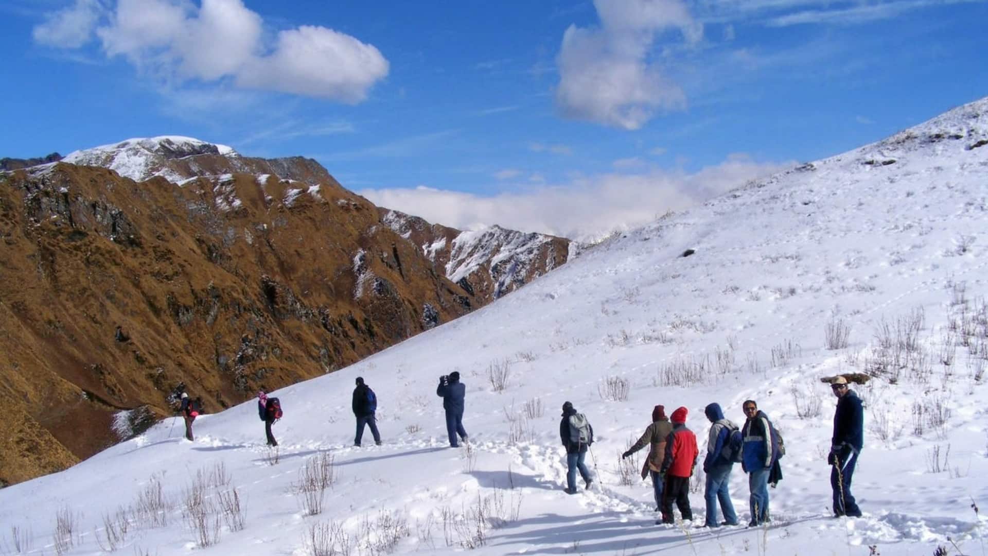 देश के 8 शहरों में घने कोहरे का अलर्ट, पहाड़ी राज्यों में बिछी बर्फ की चादर 