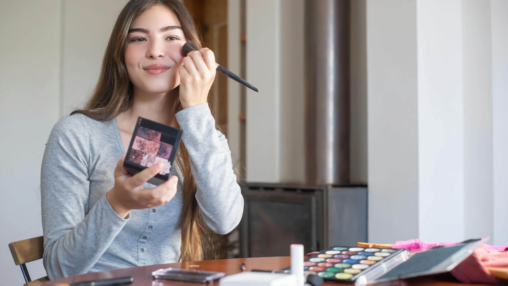 ऑफिस के लिए तैयार होते समय महिलाएं अपनाएं ये मेकअप हैक्स, बजट में मिलेगा मिनिमल लुक