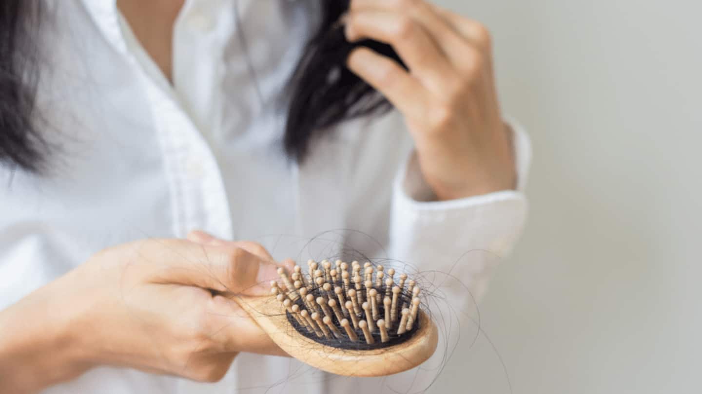 तेजी से बालों का झड़ना हो सकता है इन गंभीर बीमारियों का संकेत, न करें नजरअंदाज