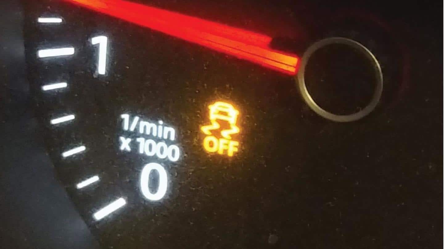 कार के डैशबोर्ड पर जलती इन चेतावनी लाइट्स को न करें अनदेखा, हो सकती है समस्या