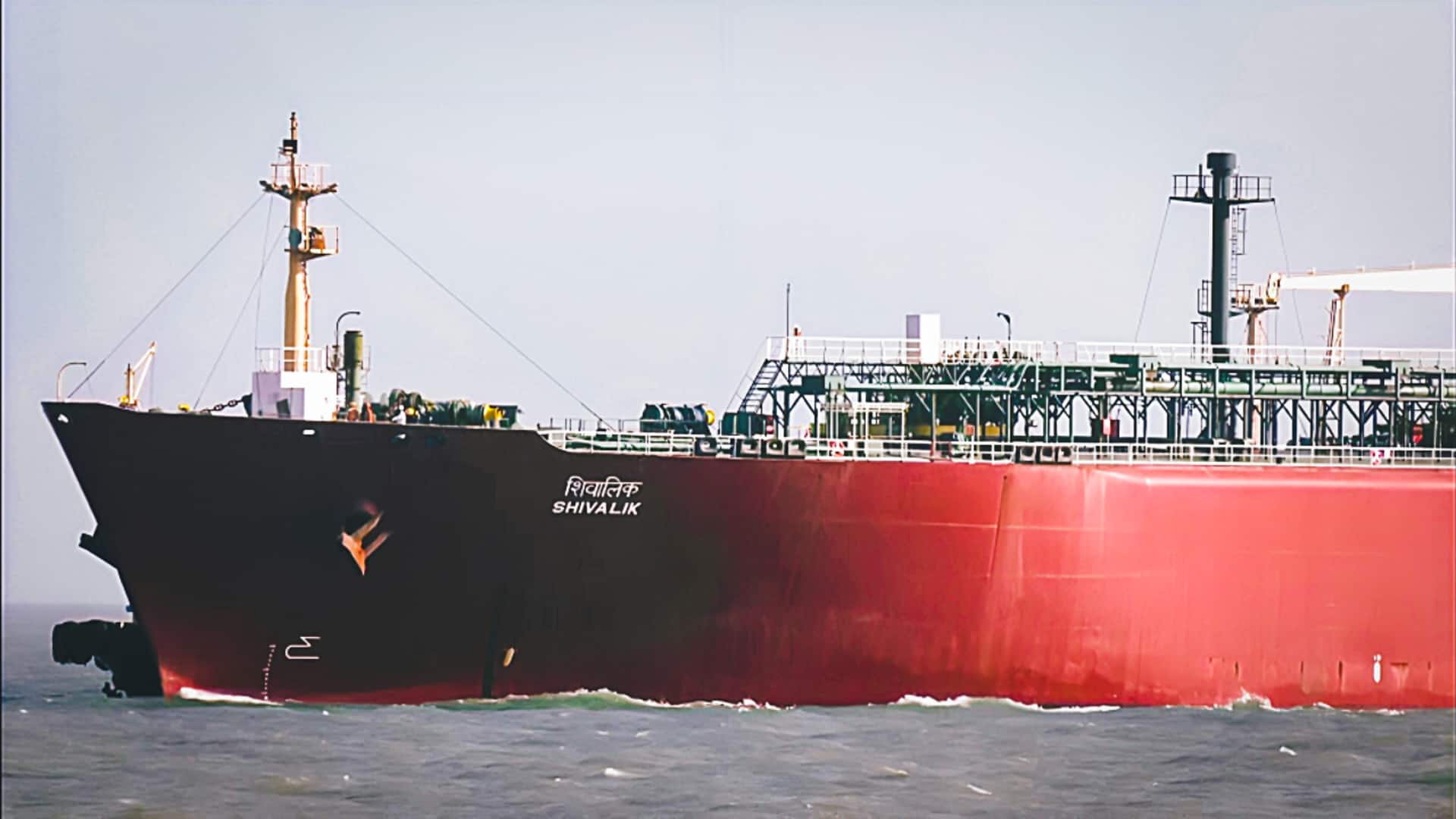 होर्मुज जलडमरूमध्य पार करके LPG टैंकर शिवालिक गुजरात के मुंद्रा बंदरगाह पहुंचा, एक कल आएगा