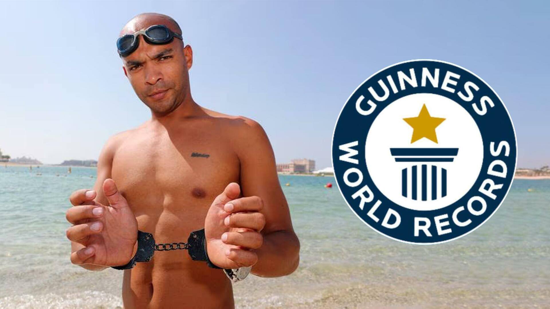 मिस्र के तैराक ने हथकड़ी पहनकर सबसे अधिक दूरी तक तैरकर बनाया विश्व रिकॉर्ड 