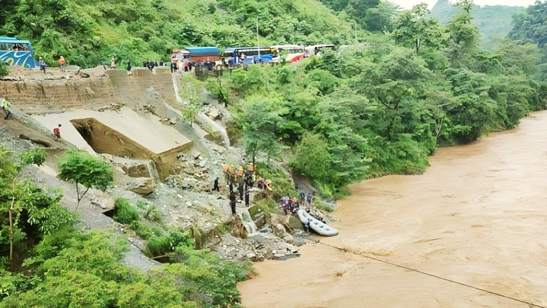 नेपाल: भूस्खलन की चपेट में आने से 2 बसें बहीं; 7 भारतीयों की मौत, 60 लापता