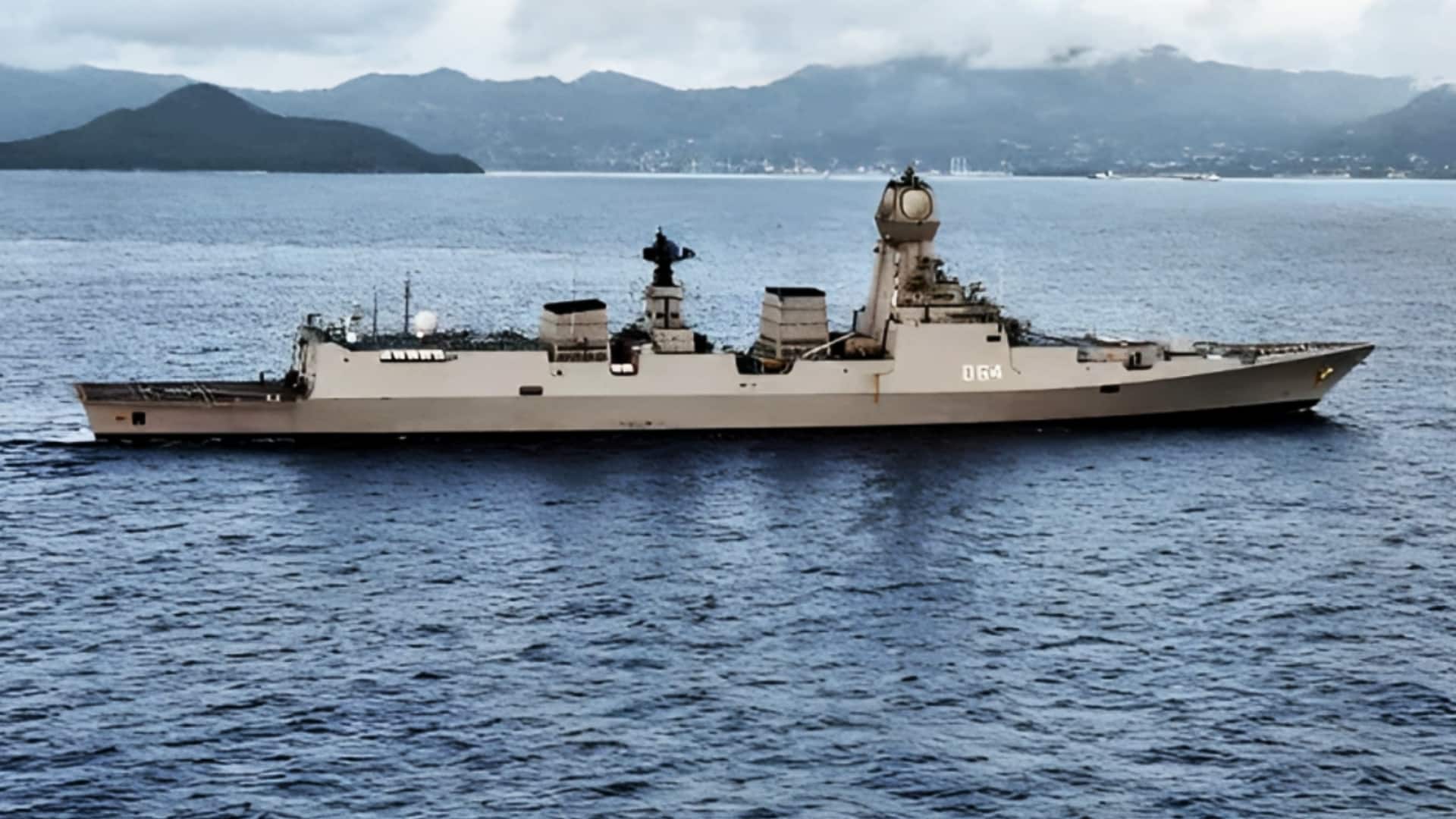 भारतीय नौसेना ने अरब सागर में तैनात किए 3 युद्धपोत, व्यापारिक जहाजों को मिलेगी सुरक्षा